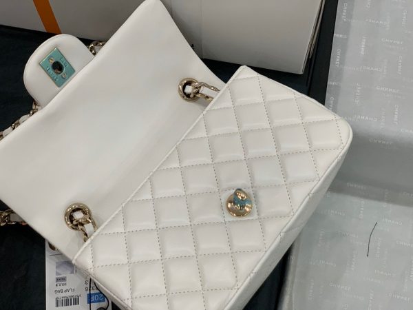 CHANEL-flap-bag-white-AS23261-600x450-1.jpg