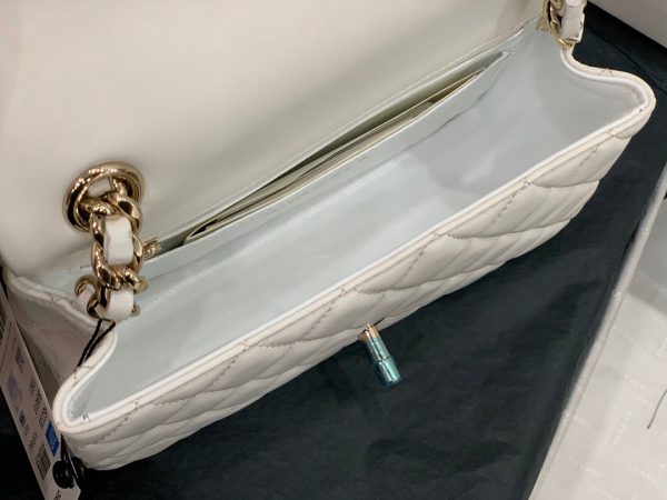 CHANEL-flap-bag-white-AS23262-600x450-1.jpg