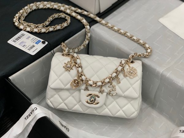 CHANEL-flap-bag-white-AS23264-600x450-1.jpg