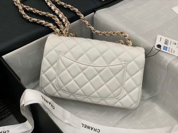 CHANEL-flap-bag-white-AS23266-600x450-1.jpg