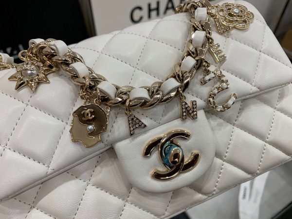 CHANEL-flap-bag-white-AS23267-600x450-1.jpg