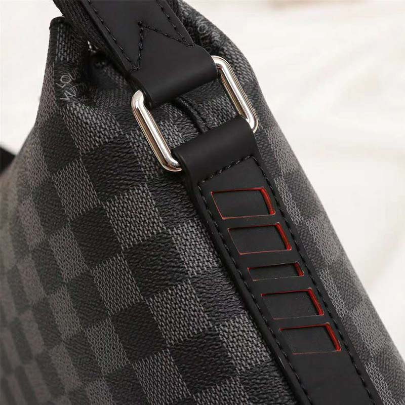 Louis-Vuitton-LV-Men-Damier-Cobalt-Race-Discovery-Messenger-PM-Bag-Grey-4.jpg
