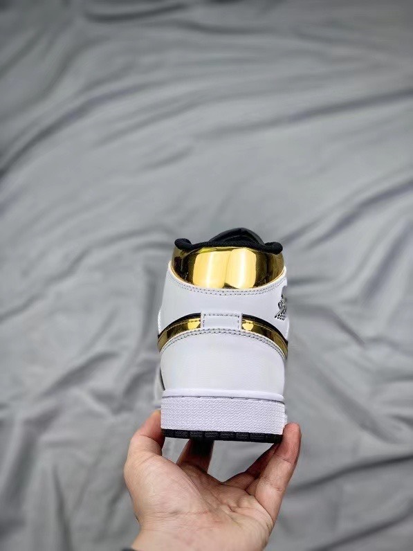 NIKE-Wmns-Air-Jordan-1-Mid-SEUniversity-GoldAJ13.jpg